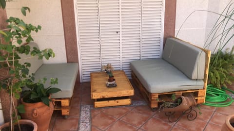 Familia Anfitriona acoge terraza Vacation rental in Seville