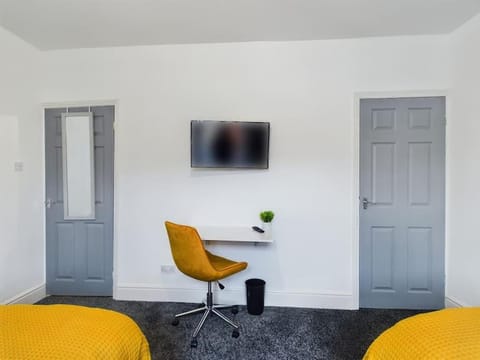 Cliff House By RMR Accommodations - NEW - Sleeps 8 - Modern - Parking House in Stoke-on-Trent