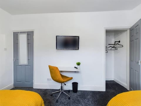 Cliff House By RMR Accommodations - NEW - Sleeps 8 - Modern - Parking House in Stoke-on-Trent