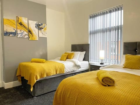 Cliff House By RMR Accommodations - NEW - Sleeps 8 - Modern - Parking House in Stoke-on-Trent