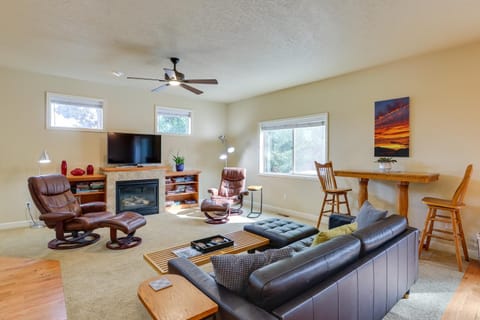 Bend Getaway with Private Hot Tub, Patio and Grill! Haus in Bend