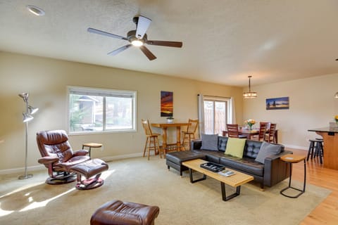 Bend Getaway with Private Hot Tub, Patio and Grill! Haus in Bend