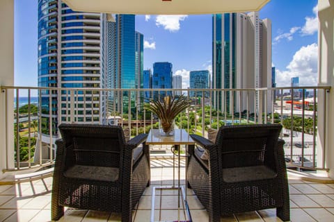 Home away from home 2 bdr Ocean views 1350AM Condo in Kakaako