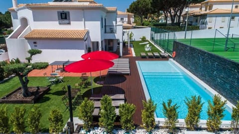 Exceptional Villa Private Pool Tennis Courts e Golf Putt Villa in Quarteira