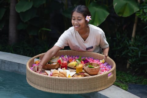 Swimming pool, Breakfast