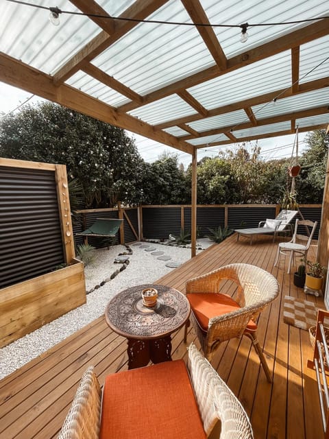 The Secret Studio, Outdoor Bath & Pizza Oven Apartment in New Plymouth