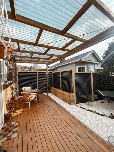 The Secret Studio, Outdoor Bath & Pizza Oven Apartment in New Plymouth