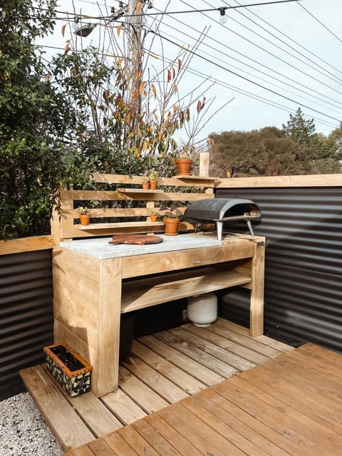 The Secret Studio, Outdoor Bath & Pizza Oven Apartment in New Plymouth