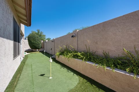 Chic Desert Retreat - Lush Spa Pool - Mini Golf Villa in Desert Ridge