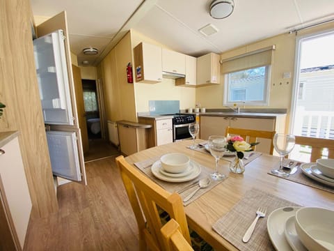 Kitchen or kitchenette, Dining area, minibar, pet friendly