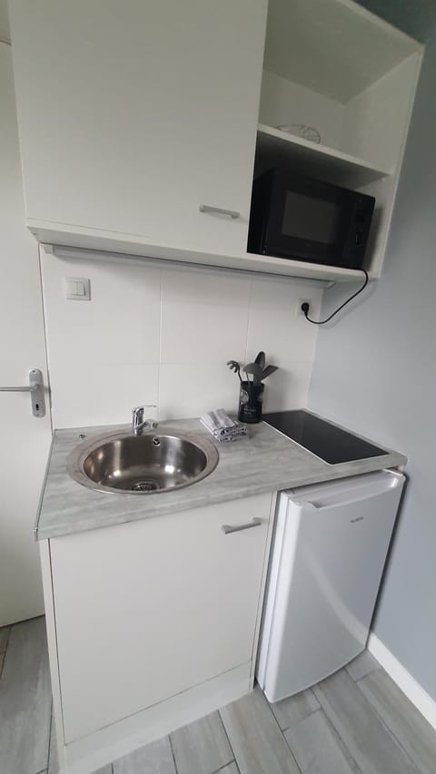 Kitchen or kitchenette, minibar