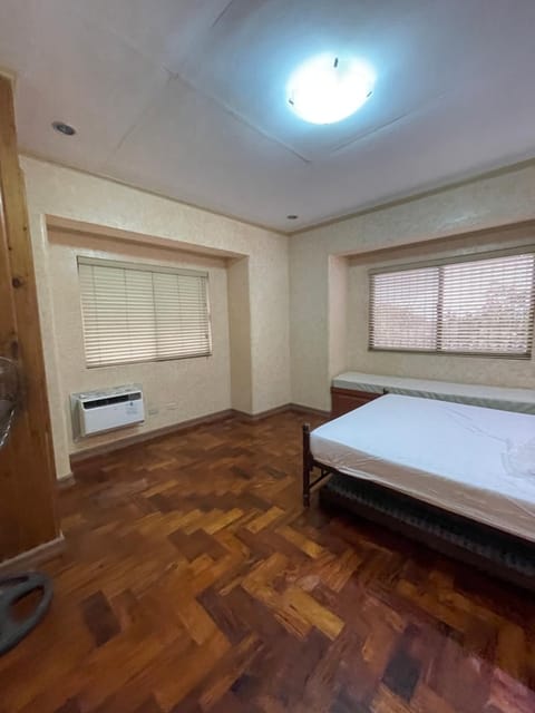 Spectacular 6-Bed Villa: Hoops, Games & Luxury Galore! Condo in Tagaytay