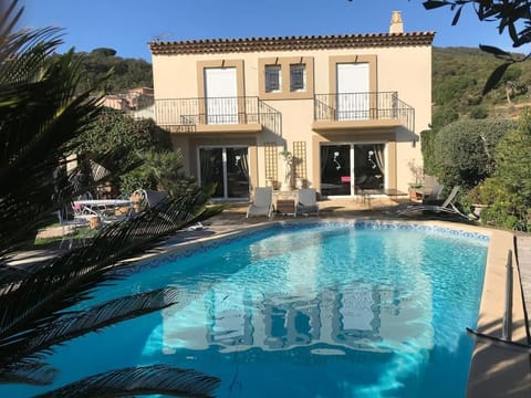 Très belle maison piscine chauffé 210M2 climatisé House in Grimaud