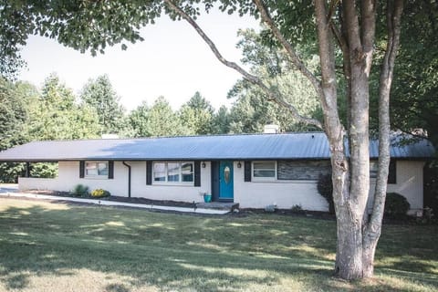 The Retreat with Private Pool and Hot Tub! Maison in Hickory