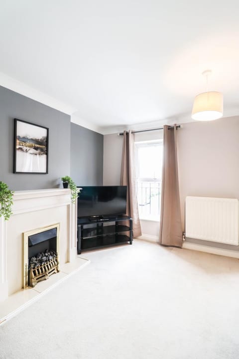 4 Bedroom House with FREE WIFI AND DRIVEWAY! Maison in Uxbridge