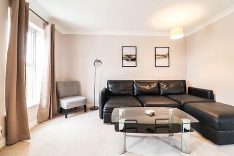 4 Bedroom House with FREE WIFI AND DRIVEWAY! Maison in Uxbridge