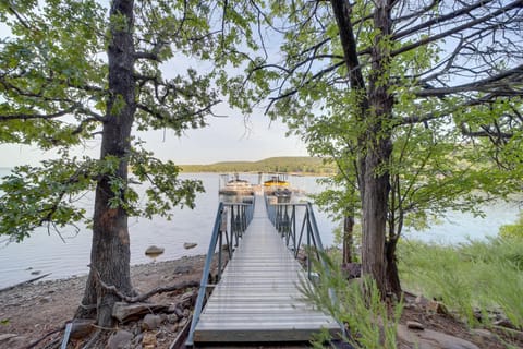 Lake Eufaula Cabin with Hot Tub and Large Deck House in Eufaula