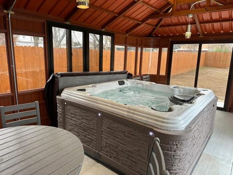 Springtime Family Oasis 5br House With Hot Tub House in Warr Acres