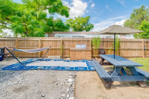 Brooksville Home with Fenced Yard - 14 Mi to Coast! Casa in Spring Hill