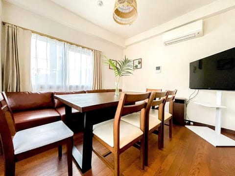 Communal lounge/ TV room, TV and multimedia, Living room, Seating area, Dining area, air conditioner