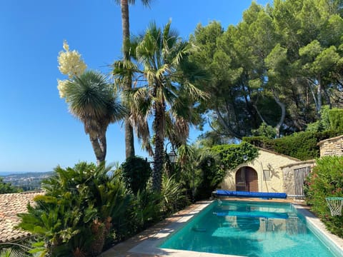 Mougins Village grand studio, avec piscine vue mer partagée Apartment in Mouans-Sartoux