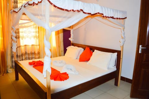 Roma Stays - Elegant Apartment at Sunset Paradise with Swimming Pool & Restaurant Appartement in Mombasa