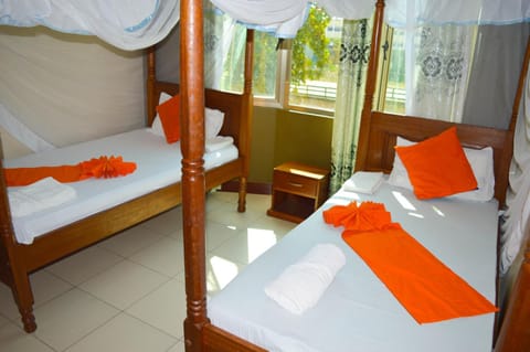 Roma Stays - Elegant Apartment at Sunset Paradise with Swimming Pool & Restaurant Condominio in Mombasa