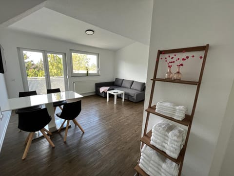 Premium Apartment 75qm 3 Zimmer Küche, Balkon, Smart TV, WiFi Condo in Aalen