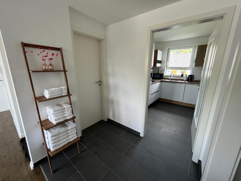 Premium Apartment 75qm 3 Zimmer Küche, Balkon, Smart TV, WiFi Condo in Aalen