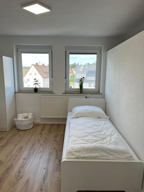 Premium Apartment 70qm 2 Zimmer Küche, Balkon, Smart TV, WiFi Condo in Aalen