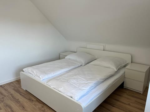 Premium Apartment 70qm 2 Zimmer Küche, Balkon, Smart TV, WiFi Condo in Aalen