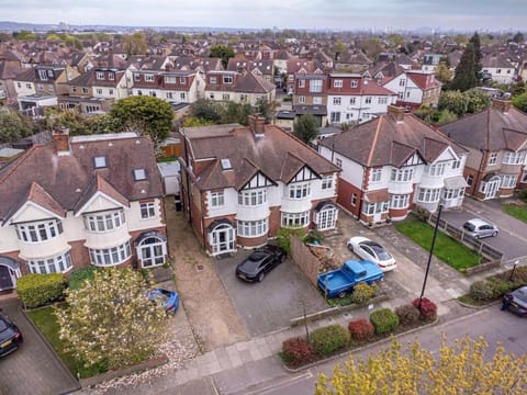 Modern Four bedroom house House in Enfield