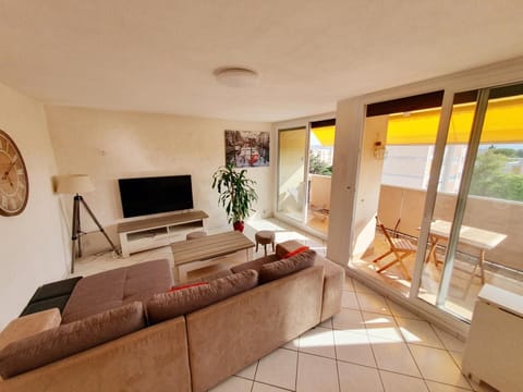 Communal lounge/ TV room, TV and multimedia, Living room, Seating area