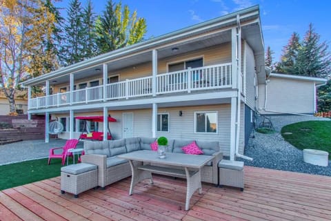 Stunning River View Home, King Bed, Golf, Firepit Apartment in Edmonton