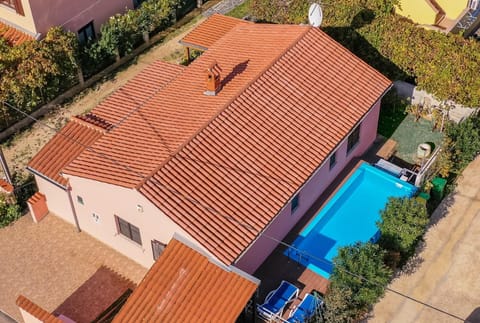 Modern Holiday Home with pool & 4 bikes, near center House in Fažana