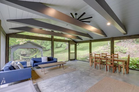 Brevard Retreat Fireplace, Deck and Screened Porch! Haus in Brevard