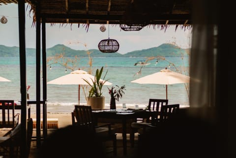 Restaurant/places to eat, Dining area, Beach, Sea view, Sunrise