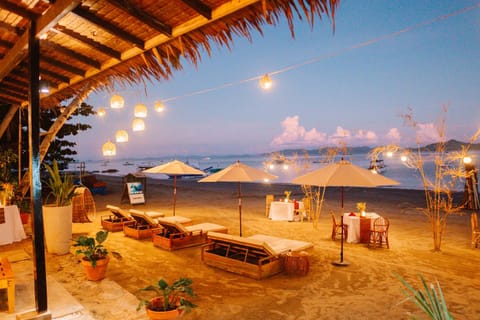 Property building, Restaurant/places to eat, Beach, Beach, Dinner