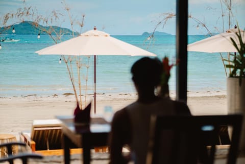 Restaurant/places to eat, Dining area, Beach, Sea view