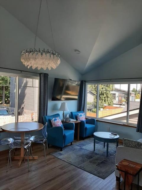 Alki Beach Cottage, NEW, 2 bedrooms, 2 bathrooms, near beach, AC, WD, Parking House in Alki Beach