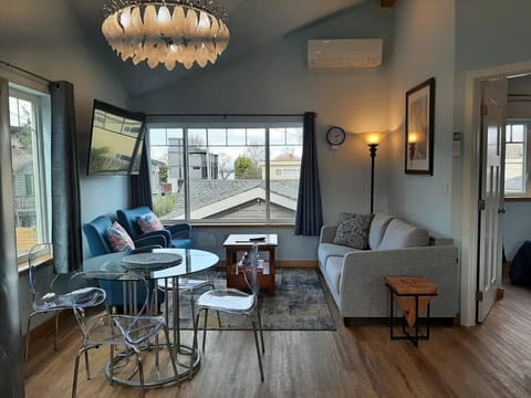 TV and multimedia, Living room, Seating area, air conditioner