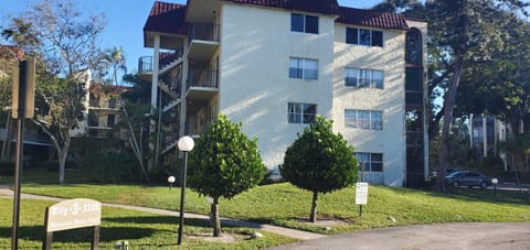 Fully Furnished, Beautiful, Spacious Two Bedroom Condo Condo in Lauderhill