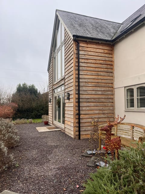 Elmcroft, Large House with Shepherds Hut House in North Dorset District