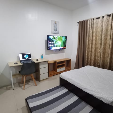 Bed, TV and multimedia, Photo of the whole room, Evening entertainment, Bedroom, hair dresser