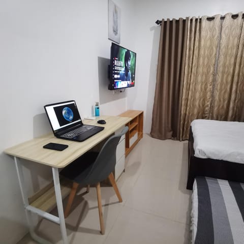 Bed, TV and multimedia, Seating area, Evening entertainment, Bedroom, hair dresser