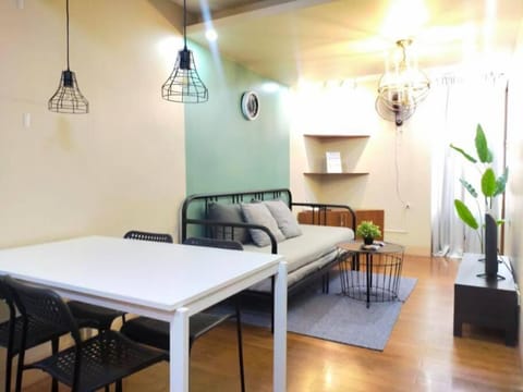 Spacious 2BR w/ Free Pool Access and Parking (709) Condominio in Pasig