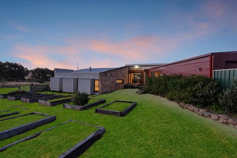 Unique and Modern Farm Stay with Pool and Foosball and Yard Maison in Ballarat