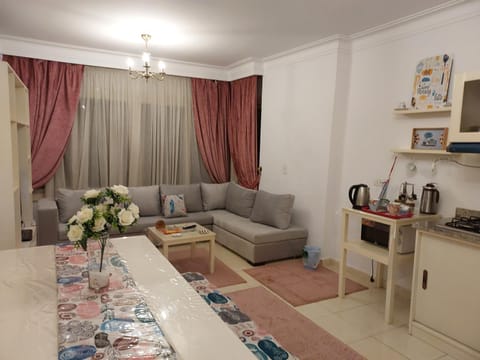 Lovely apartment Right Near Everywhere U Want 2 B Condo in Cairo