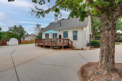 Welcoming Norcross Cottage with Deck and Shared Grill! Casa in Norcross