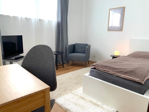 Alles komplett: Zwei Schlafzimmer, große Küche, eigenes Bad Condo in Bergisch Gladbach